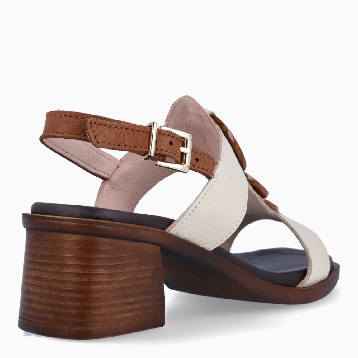 Sandalias de la marca Munné, modelo SHONDA. Elaboradas en piel color crema con tiras en pala y detalle de 3 piedras en ellas. Interior en piel color marrón. Cierre de sandalias Munné con hebilla en tobillo y cuña de 5cm de altura. Estas sandalias Munné SHONDA, son un complemento ideal para esta temporada!