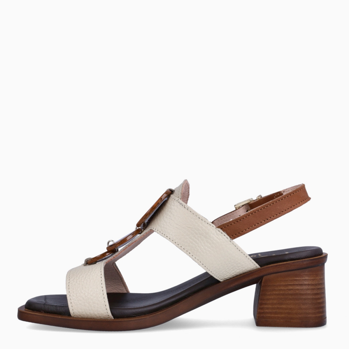 Sandalias de la marca Munné, modelo SHONDA. Elaboradas en piel color crema con tiras en pala y detalle de 3 piedras en ellas. Interior en piel color marrón. Cierre de sandalias Munné con hebilla en tobillo y cuña de 5cm de altura. Estas sandalias Munné SHONDA, son un complemento ideal para esta temporada!