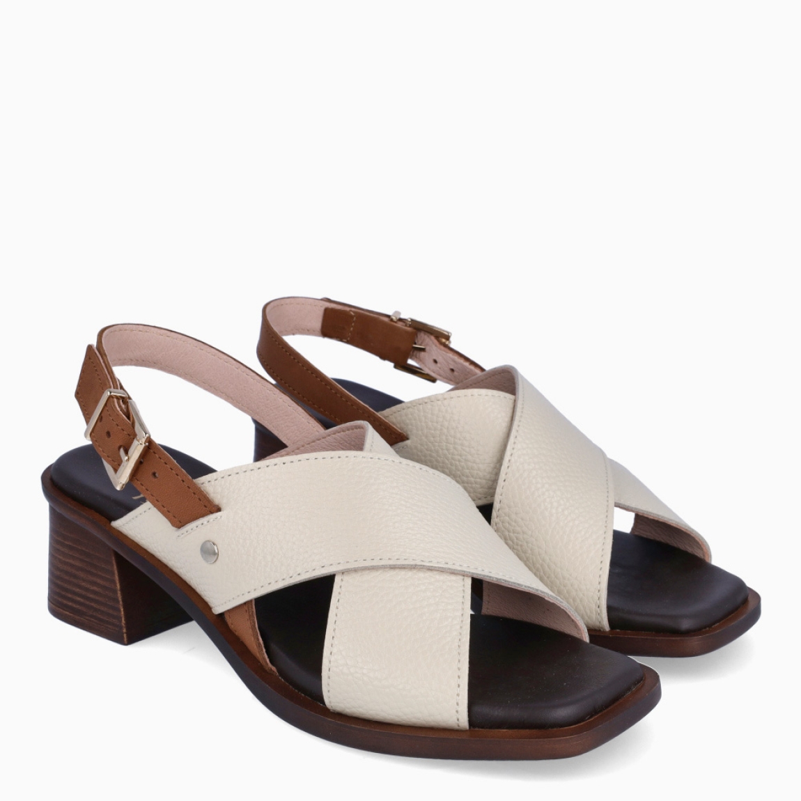Sandalias de la marca Munné, modelo GENNIL. Elaboradas en piel color crema con tiras cruzadas en pala. Interior en piel color marrón. Cierre de sandalias Munné con hebilla en tobillo y cuña de 5cm de altura. Estas sandalias Munné GENNIL, son un complemento ideal para esta temporada!