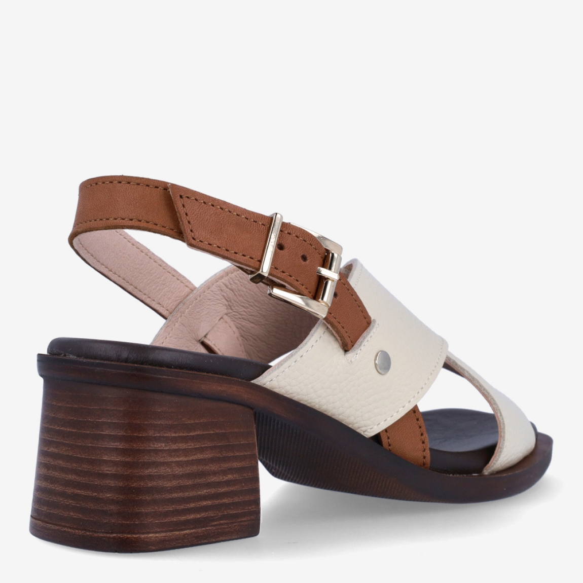 Sandalias de la marca Munné, modelo GENNIL. Elaboradas en piel color crema con tiras cruzadas en pala. Interior en piel color marrón. Cierre de sandalias Munné con hebilla en tobillo y cuña de 5cm de altura. Estas sandalias Munné GENNIL, son un complemento ideal para esta temporada!