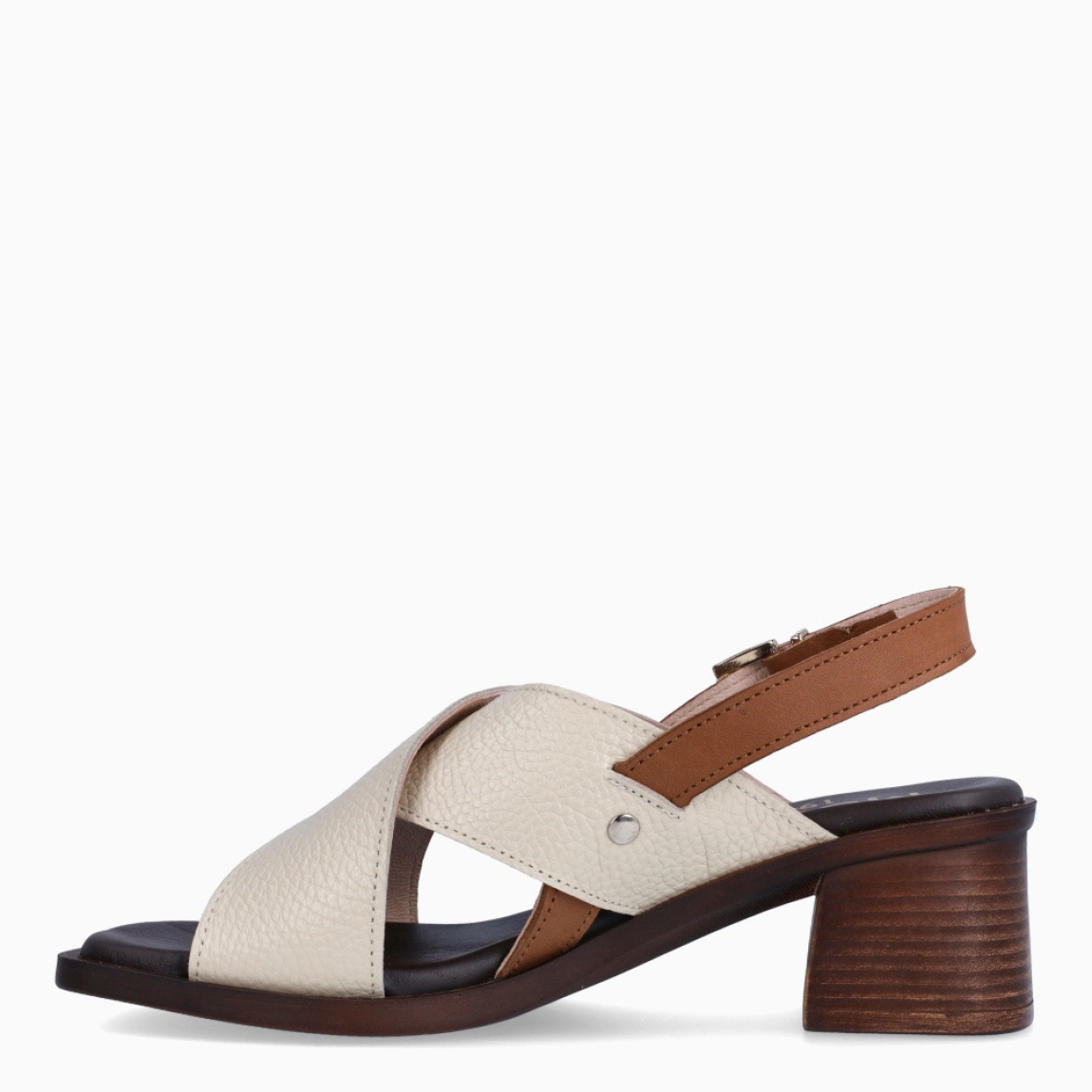 Sandalias de la marca Munné, modelo GENNIL. Elaboradas en piel color crema con tiras cruzadas en pala. Interior en piel color marrón. Cierre de sandalias Munné con hebilla en tobillo y cuña de 5cm de altura. Estas sandalias Munné GENNIL, son un complemento ideal para esta temporada!