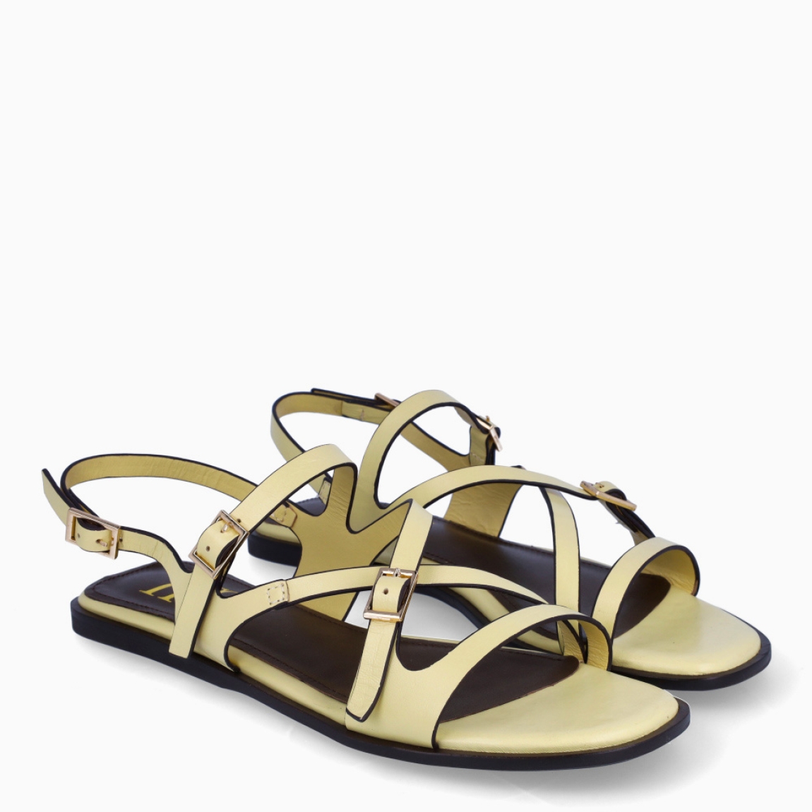 Sandalias de la marca Itse, modelo BELEN. Sandalias elaboradas en piel color amarillo. Interior de sandalias en piel color marrón Sandalias con tiras cruzadas en pala y cierre con tres hebillas, dos en pala y una en tobillo. Sandas Itse con suela de goma plana. Estas sandalias Itse BELEN son ideales para ti!