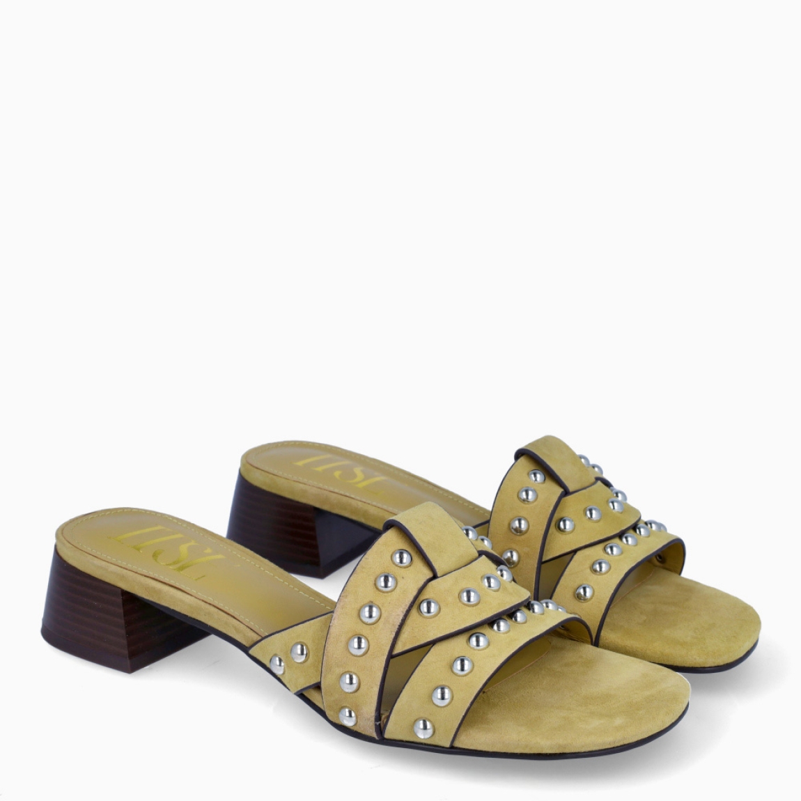 Sandalias de la marca Itse, modelo NOAH. Sandalias elaboradas en ante color kaki con tiras cruzadas en pala con detalles de tachuelas plateadas. Interior de sandalias en piel color kaki. Sandalias destalonadas con tacón de 4cm de altura. Sandas Itse NOAH, complemento ideal de temporda!