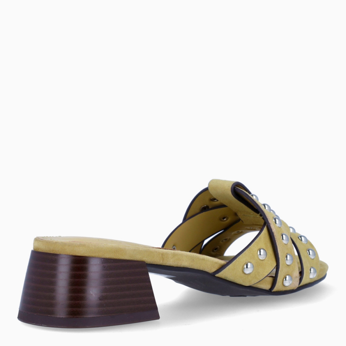 Sandalias de la marca Itse, modelo NOAH. Sandalias elaboradas en ante color kaki con tiras cruzadas en pala con detalles de tachuelas plateadas. Interior de sandalias en piel color kaki. Sandalias destalonadas con tacón de 4cm de altura. Sandas Itse NOAH, complemento ideal de temporda!