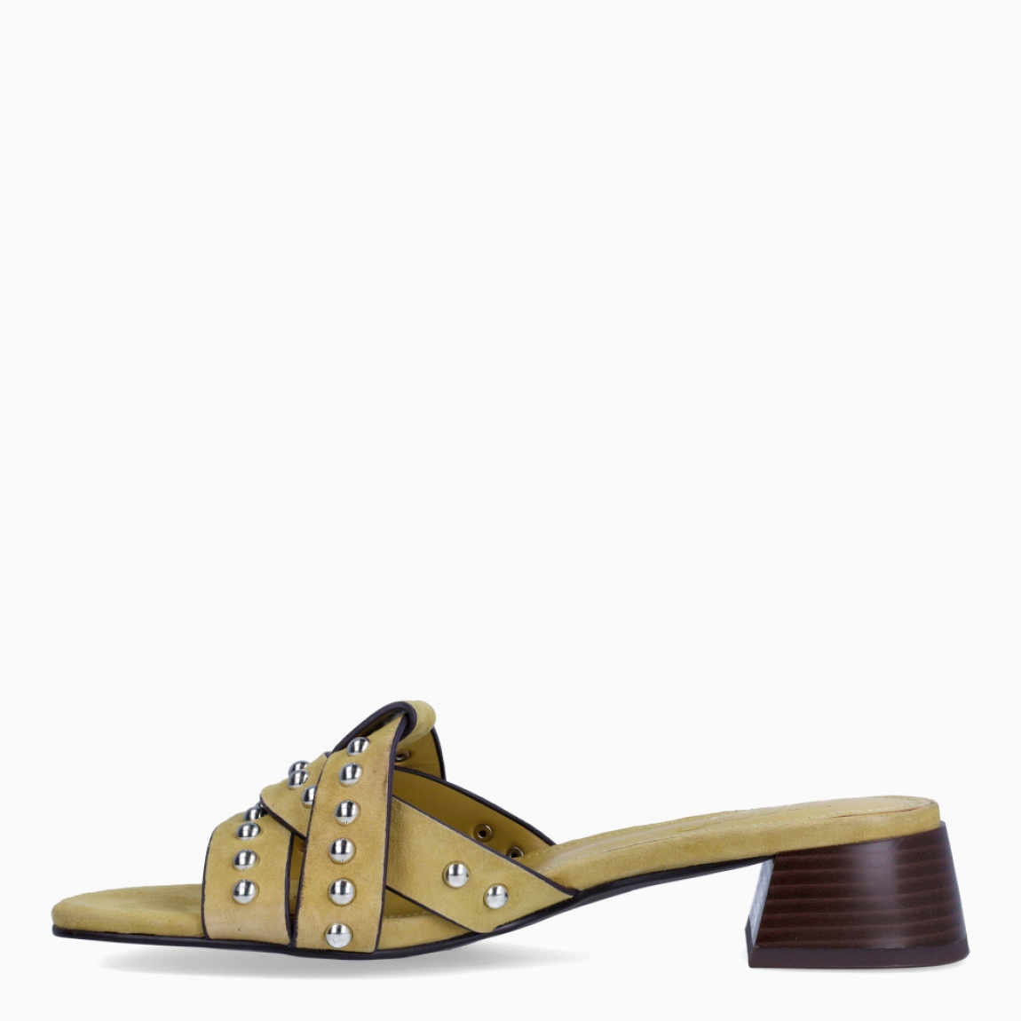 Sandalias de la marca Itse, modelo NOAH. Sandalias elaboradas en ante color kaki con tiras cruzadas en pala con detalles de tachuelas plateadas. Interior de sandalias en piel color kaki. Sandalias destalonadas con tacón de 4cm de altura. Sandas Itse NOAH, complemento ideal de temporda!