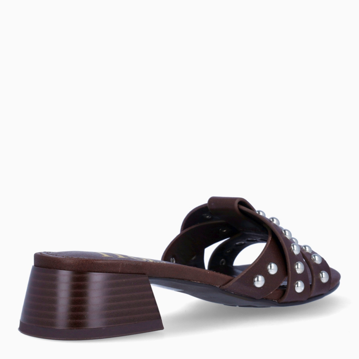 Sandalias de la marca Itse, modelo NOAH. Sandalias elaboradas en piel color marrón con tiras cruzadas en pala con detalles de tachuelas plateadas. Interior de sandalias en piel color marrón. Sandalias destalonadas con tacón de 4cm de altura. Sandas Itse NOAH, complemento ideal de temporda!