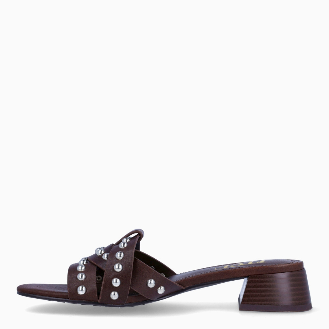 Sandalias de la marca Itse, modelo NOAH. Sandalias elaboradas en piel color marrón con tiras cruzadas en pala con detalles de tachuelas plateadas. Interior de sandalias en piel color marrón. Sandalias destalonadas con tacón de 4cm de altura. Sandas Itse NOAH, complemento ideal de temporda!