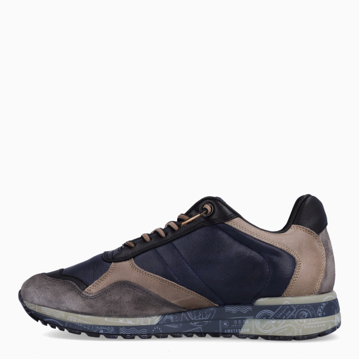 Deportivas de la marca Cetti, modelo C-848. Elaborado en piel color azul con detalle en ante color gris y marrón. Interior de deportivas en piel color azul marino, con plantilla acolchada y extraíble para máxima comodidad. Cierre con cordones elásticos marrones. Estas deportivas Cetti C-848 son un complemento clásico y cómodo, ideal para llevarlo en tu día a día!