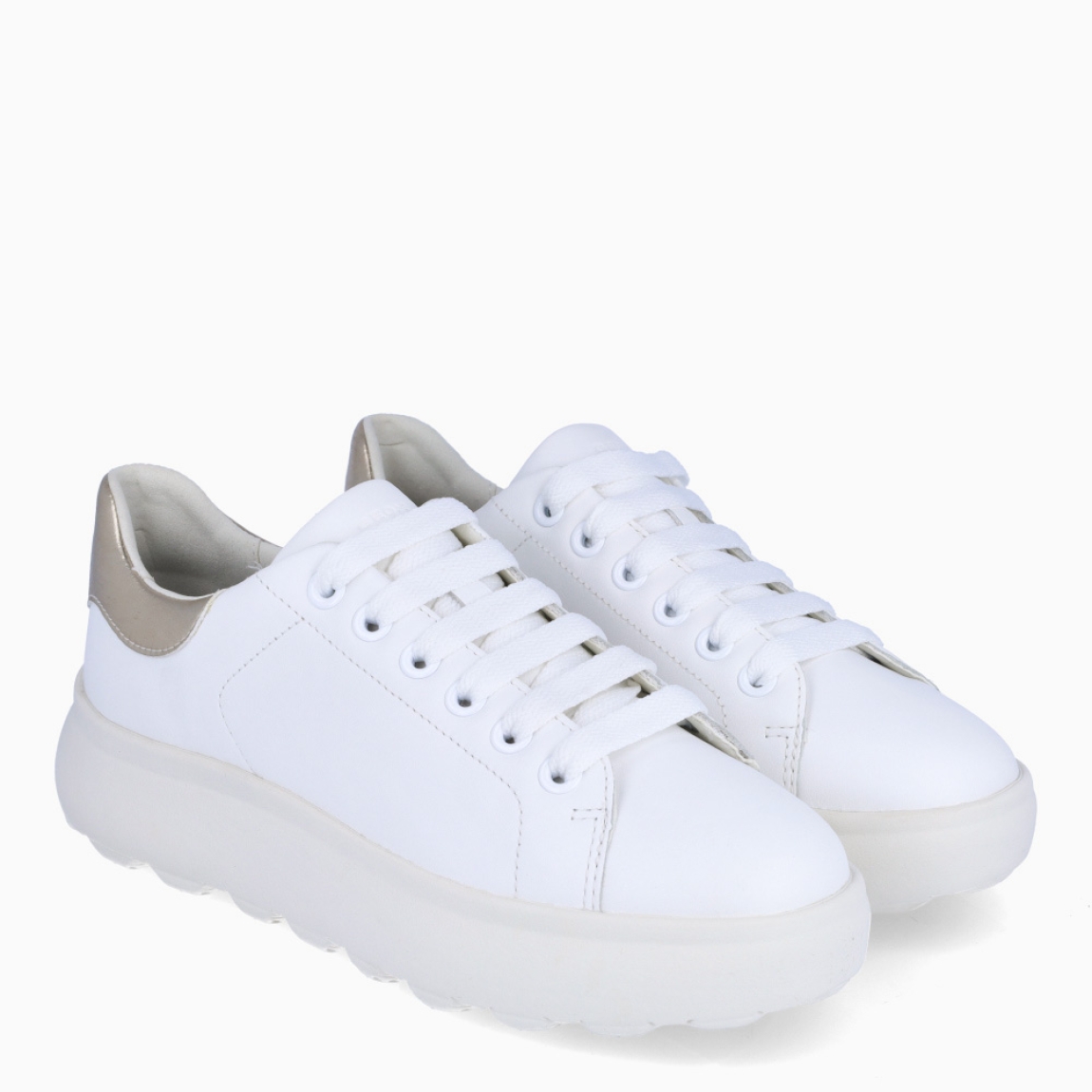 Deportivas de la marca Geox, modelo D45. Depportivas elaboradas en piel color blanco liso con detalle en plateado en el talón. Deportivas con interior en piel color blanco. Deportivas Geox clásicas con suela dentada y cierre con cordones blancos. Deportivas Geox D45, ideales para tu día a día!