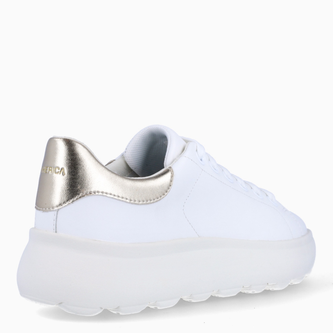 Deportivas de la marca Geox, modelo D45. Depportivas elaboradas en piel color blanco liso con detalle en plateado en el talón. Deportivas con interior en piel color blanco. Deportivas Geox clásicas con suela dentada y cierre con cordones blancos. Deportivas Geox D45, ideales para tu día a día!