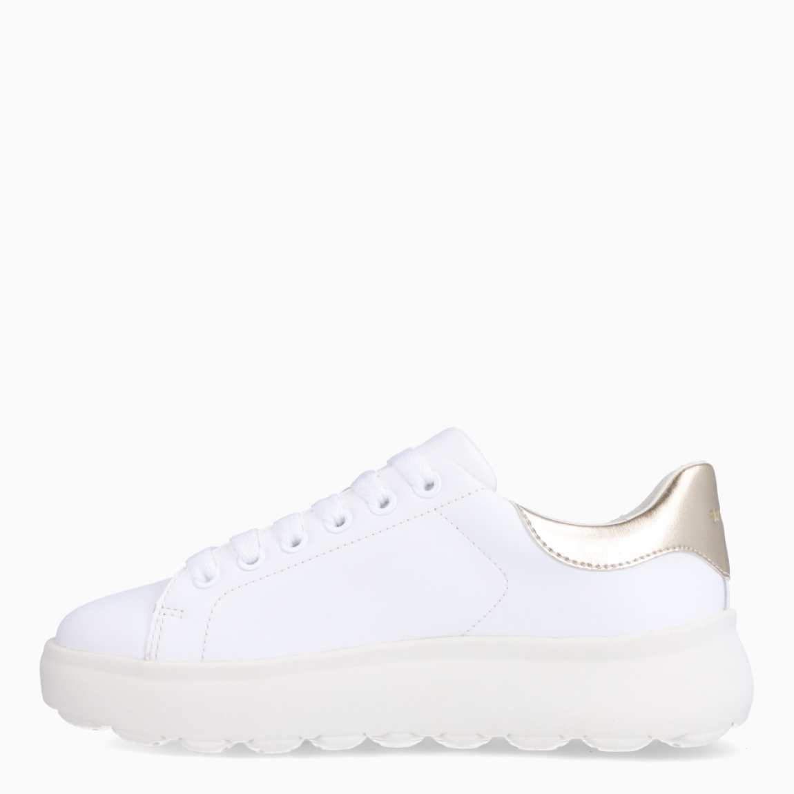 Deportivas de la marca Geox, modelo D45. Depportivas elaboradas en piel color blanco liso con detalle en plateado en el talón. Deportivas con interior en piel color blanco. Deportivas Geox clásicas con suela dentada y cierre con cordones blancos. Deportivas Geox D45, ideales para tu día a día!