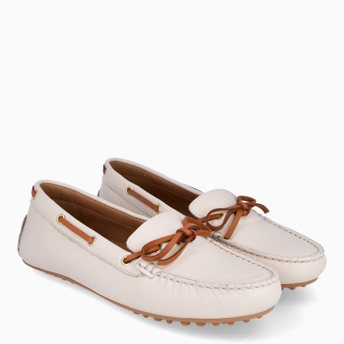 Mocasines de la marca Geox, modelo JOSELYN. Mocasines elaborados en piel color hielo con detalle de lazo camel en la pala. Interior en piel color camel. Suela de mocaisnes Geox dentado de goma plana. Mocasines Geox JOSELYN, ideales para tu día a día!