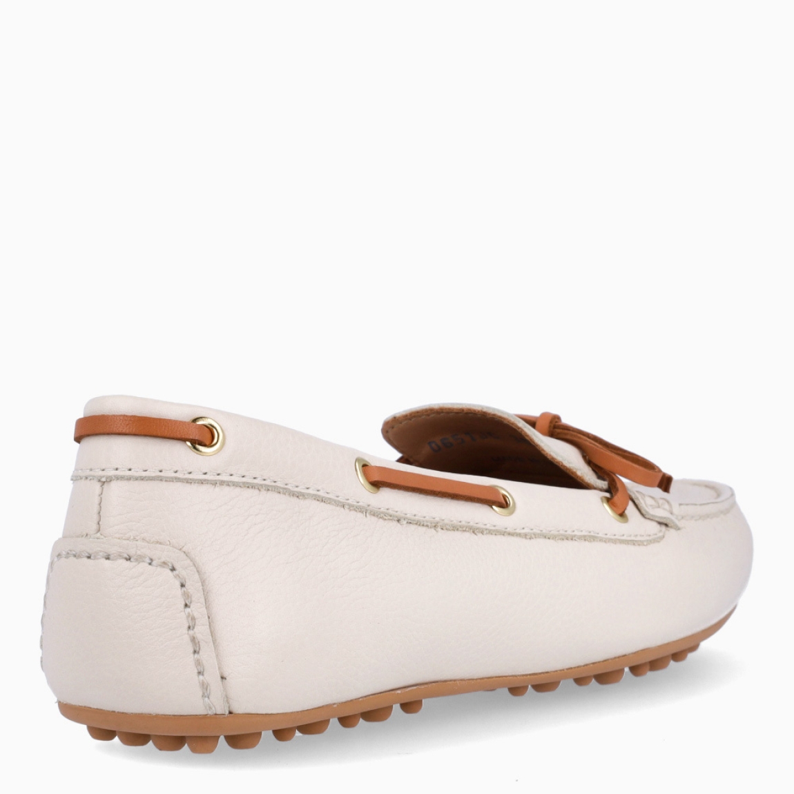 Mocasines de la marca Geox, modelo JOSELYN. Mocasines elaborados en piel color hielo con detalle de lazo camel en la pala. Interior en piel color camel. Suela de mocaisnes Geox dentado de goma plana. Mocasines Geox JOSELYN, ideales para tu día a día!