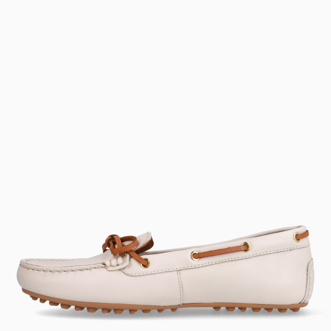 Mocasines de la marca Geox, modelo JOSELYN. Mocasines elaborados en piel color hielo con detalle de lazo camel en la pala. Interior en piel color camel. Suela de mocaisnes Geox dentado de goma plana. Mocasines Geox JOSELYN, ideales para tu día a día!