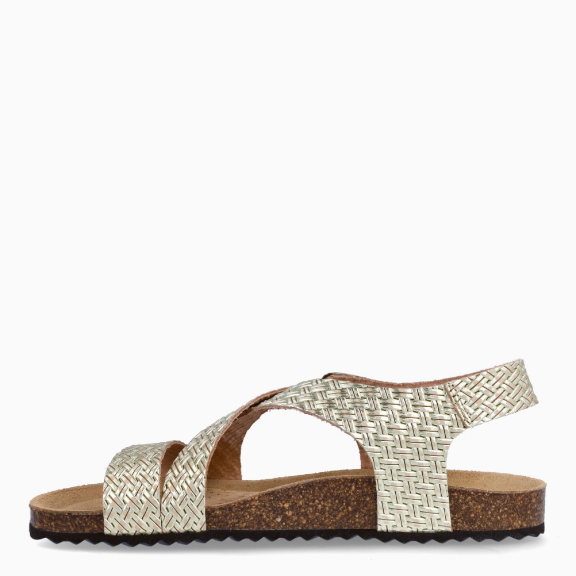 Sandalias de la marca Geox, modelo LB65. Sandalias elaboradas piel trenzada color oro con tiras cruzadas en pala. Interior en piel color camel. Cierre de sandalias Geox con hebilla en tobillo y suela de corcho plana. Sandalias Geox LB65 ideales para esta temporada!