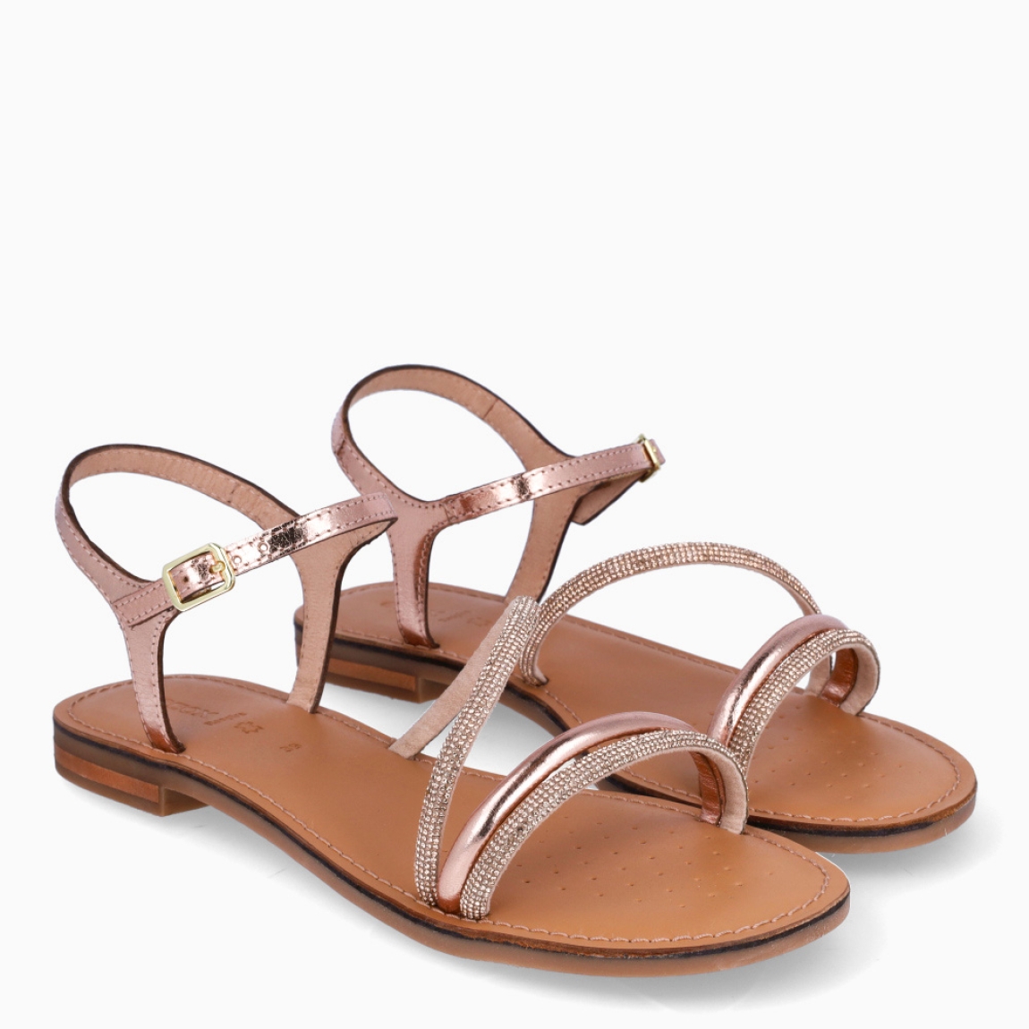 Sandalias de la marca Geox, modelo MABEL. Elaboradas en piel color rosa con tiras brillantes escarchadas en pala. Interior en piel color camel. Cierre de sandalias Geox con hebilla en tobillo. Suela plana de goma. Estas sandalias Geox MABEL son un complemento ideal para resaltar tus looks y disfrutar de una comodidad única!