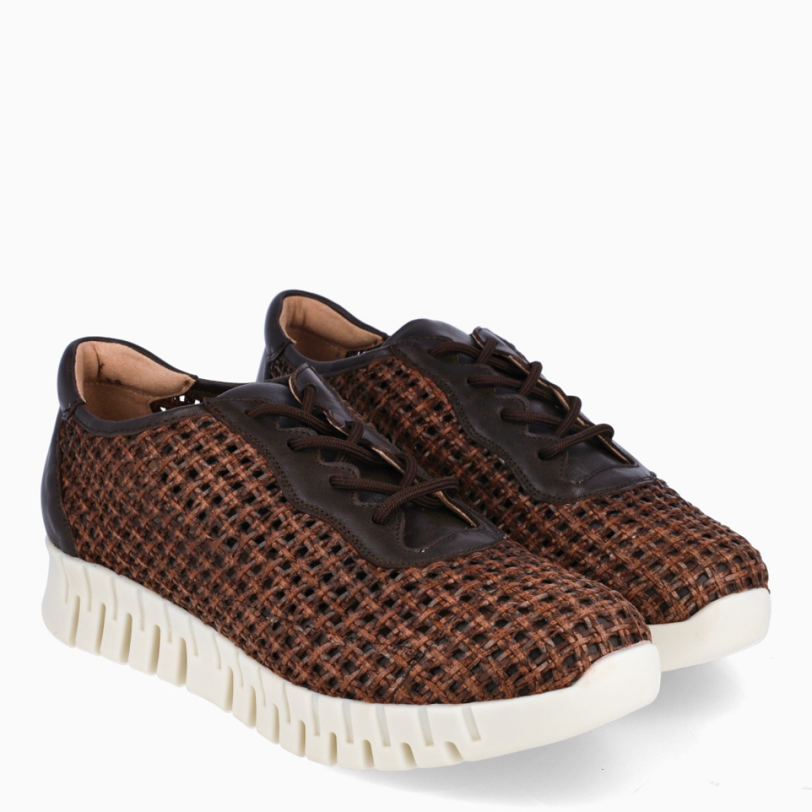 Deportivas de la marca Piesanto, modelo MILANO. Elaboradas en piel efecto rejilla color marrón. Deportivas transpirables Piesanto con Cierre de cordones marrones. Interior con plantilla acolchada y extraíble para máxima comodidad. Suela dentada de goma. Deportivas Piesanto MILANO, complemento ideal en comodidad para tu día a día!