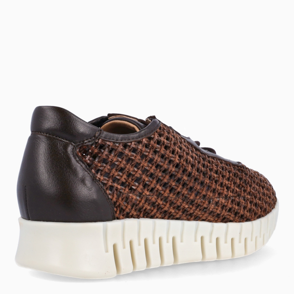 Deportivas de la marca Piesanto, modelo MILANO. Elaboradas en piel efecto rejilla color marrón. Deportivas transpirables Piesanto con Cierre de cordones marrones. Interior con plantilla acolchada y extraíble para máxima comodidad. Suela dentada de goma. Deportivas Piesanto MILANO, complemento ideal en comodidad para tu día a día!