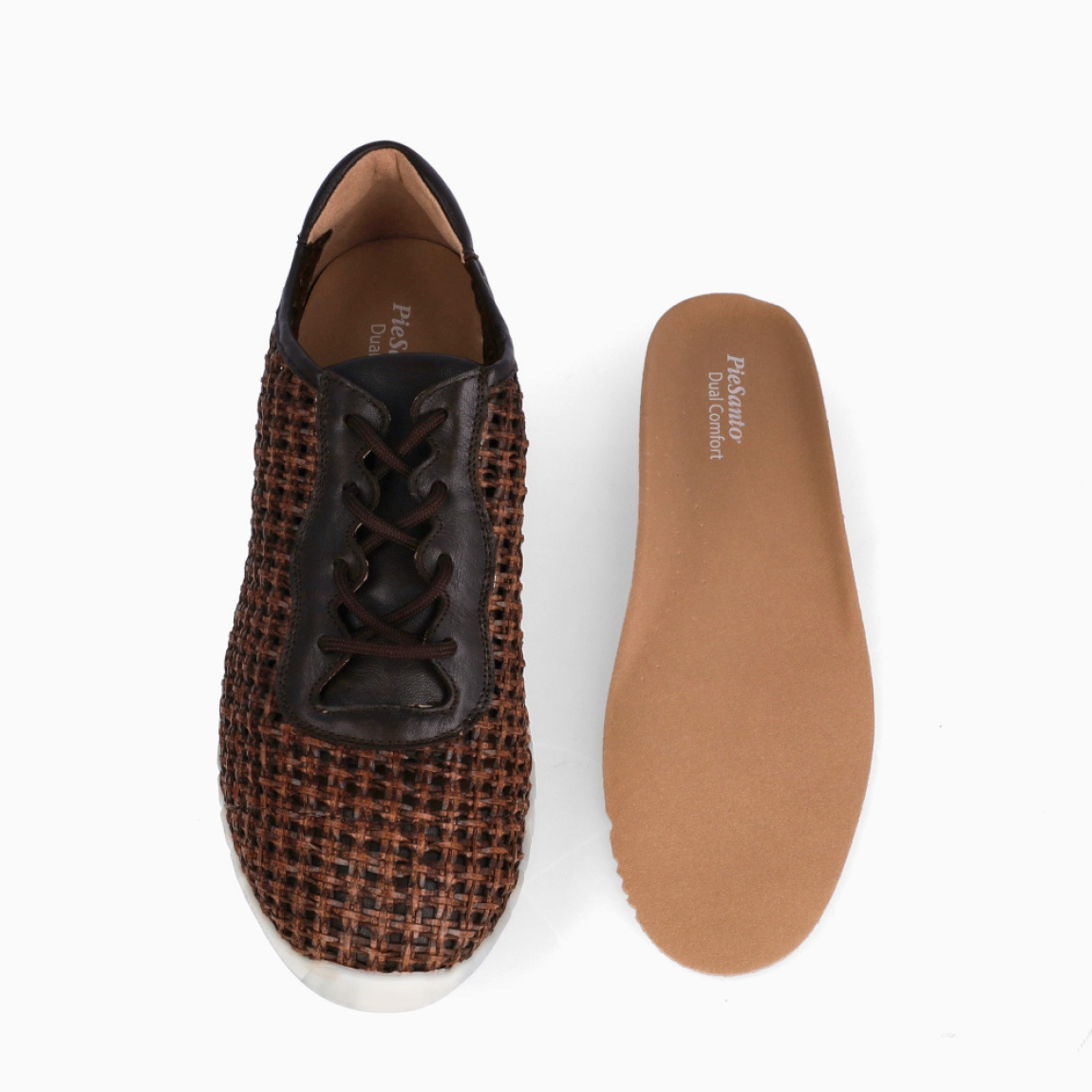 Deportivas de la marca Piesanto, modelo MILANO. Elaboradas en piel efecto rejilla color marrón. Deportivas transpirables Piesanto con Cierre de cordones marrones. Interior con plantilla acolchada y extraíble para máxima comodidad. Suela dentada de goma. Deportivas Piesanto MILANO, complemento ideal en comodidad para tu día a día!