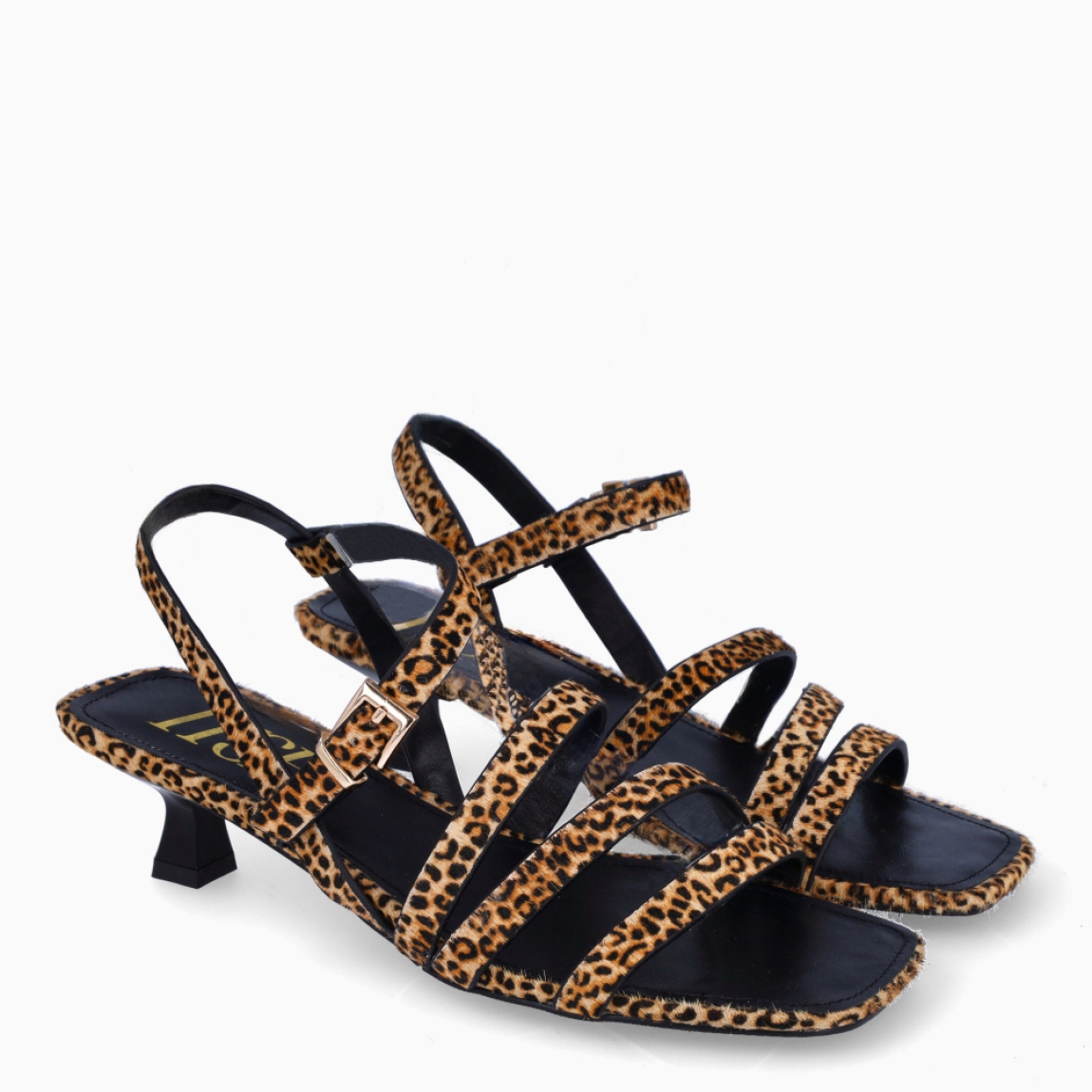 Sandalias de la marca Itse, modelo MONIC. Sandalias elaboradas en piel con estampado leopardo con tiras cruzadas en pala. Interior en piel color negro. Cierre de sandalias Itse con hebilla en tobillo. Sandalias Itse con tacón de 3cm de altura. Estas sandalias Itse MONIC, son un complemento ideal parle estilo a tus looks!