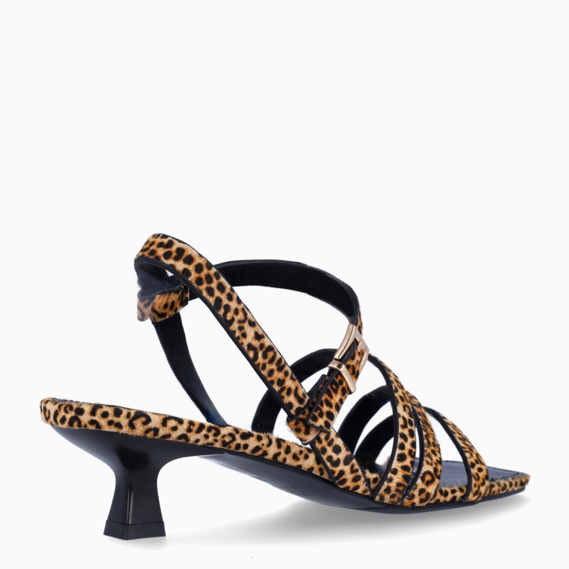 Sandalias de la marca Itse, modelo MONIC. Sandalias elaboradas en piel con estampado leopardo con tiras cruzadas en pala. Interior en piel color negro. Cierre de sandalias Itse con hebilla en tobillo. Sandalias Itse con tacón de 3cm de altura. Estas sandalias Itse MONIC, son un complemento ideal parle estilo a tus looks!