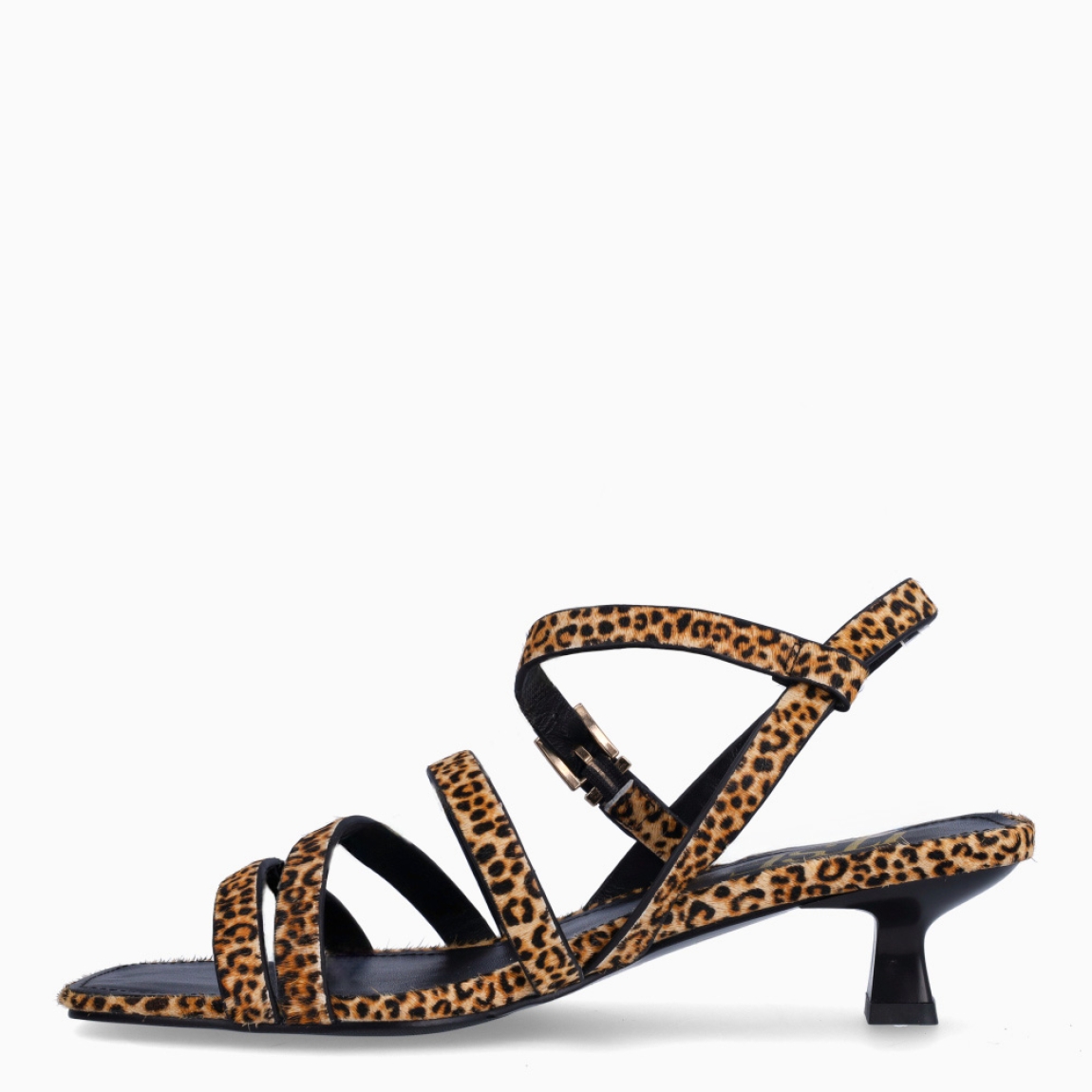 Sandalias de la marca Itse, modelo MONIC. Sandalias elaboradas en piel con estampado leopardo con tiras cruzadas en pala. Interior en piel color negro. Cierre de sandalias Itse con hebilla en tobillo. Sandalias Itse con tacón de 3cm de altura. Estas sandalias Itse MONIC, son un complemento ideal parle estilo a tus looks!