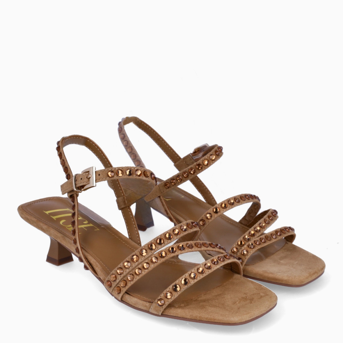 Sandalias de la marca Itse, modelo RACHEL. Sandalias elaboradas en piel color camel con tiras cruzadas en pala cubiertas de piedrería brillante. Interior en piel color camel. Cierre de sandalias Itse con hebilla en tobillo. Sandalias con tacón de 3cm de altura. Estas sandalias Itse RACHEL son ideales para estilizar tus looks!