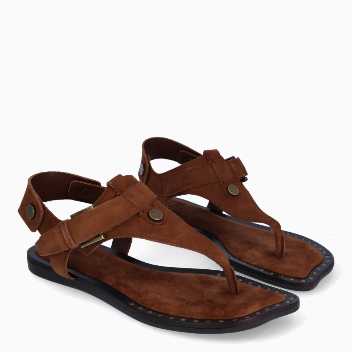 Sandalias de la marca ASH, modelo GLAM. Elaboradas en ante color marrón con detalle de tachuelas doradas. Interior en ante color marrón. Cierre de esclavas ASH con hebilla en pala. Suela plana de goma. Estas sandalias ASH GLAM son ideales para llevar tus looks de temporada con estilo y comodidad!