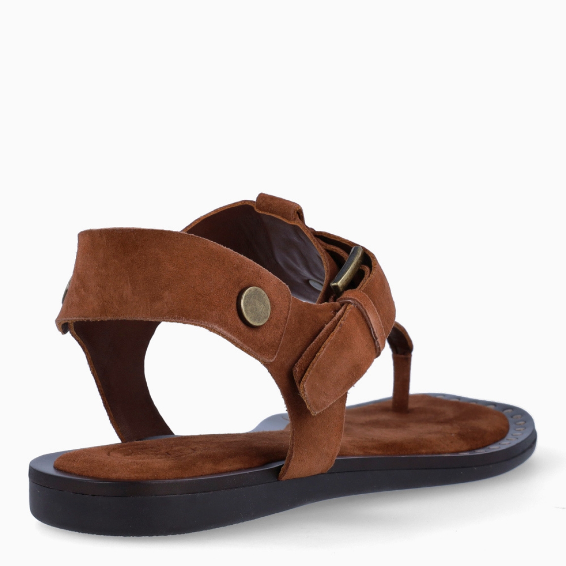 Sandalias de la marca ASH, modelo GLAM. Elaboradas en ante color marrón con detalle de tachuelas doradas. Interior en ante color marrón. Cierre de esclavas ASH con hebilla en pala. Suela plana de goma. Estas sandalias ASH GLAM son ideales para llevar tus looks de temporada con estilo y comodidad!