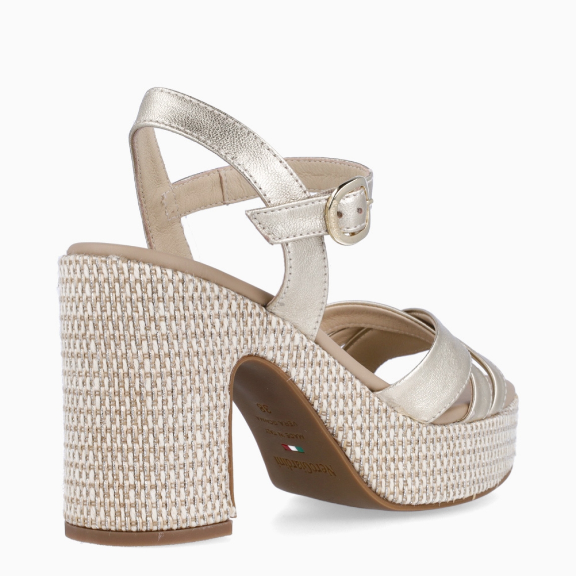 Sandalias de la marca Nerogiardini, modelo ALCAZAR. Elaboradas en piel color platino con tiras cruzadas en la pala. Interior en piel color nude. Cierre de sandalias Nerogiardini con hebilla en tobillo y tacón de 9cm de altura. Estas sandalias Nerogiardini ALCAZAR son ideales para ti!