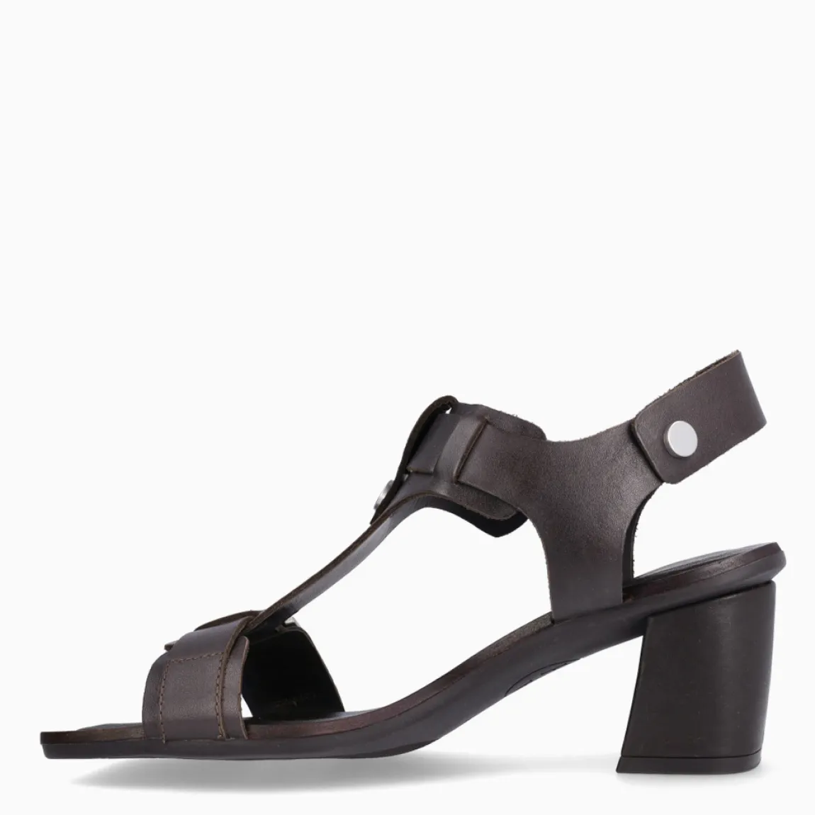 Sandalias de la marca ASH, modelo CRISS. Elaboradas en piel de color marrón con tiras en pala y detalle de botones, además de tachuelas en punta cuadrada. Interior en piel color marrón. Cierre de sandalias ASH con hebilla en tobillo. Suela con tacón de 6cm de altura. Estas sandalias ASH CRISS son ideales para llevar tus looks de temporada con estilo y comodidad!