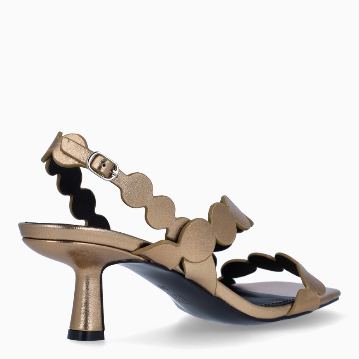 Sandalias de la marca BIBI LOU, modelo ONAMI. Sandalias elabordas en en piel color bronce, presentan una punta cuadrada que aporta carácter y modernidad al diseño. Además de detalles en circulos por toda la pala y talón, que realzan la estética del modelo. Sandalias BIBI LOU con cierre de habilla en talón. El tacón de aguja de 5,5 cm estiliza la silueta con una altura cómoda y equilibrada. Sandalias BIBI LOU ONAMI, se ha convertido en una opción perfecta para looks elegantes de día o de noche.