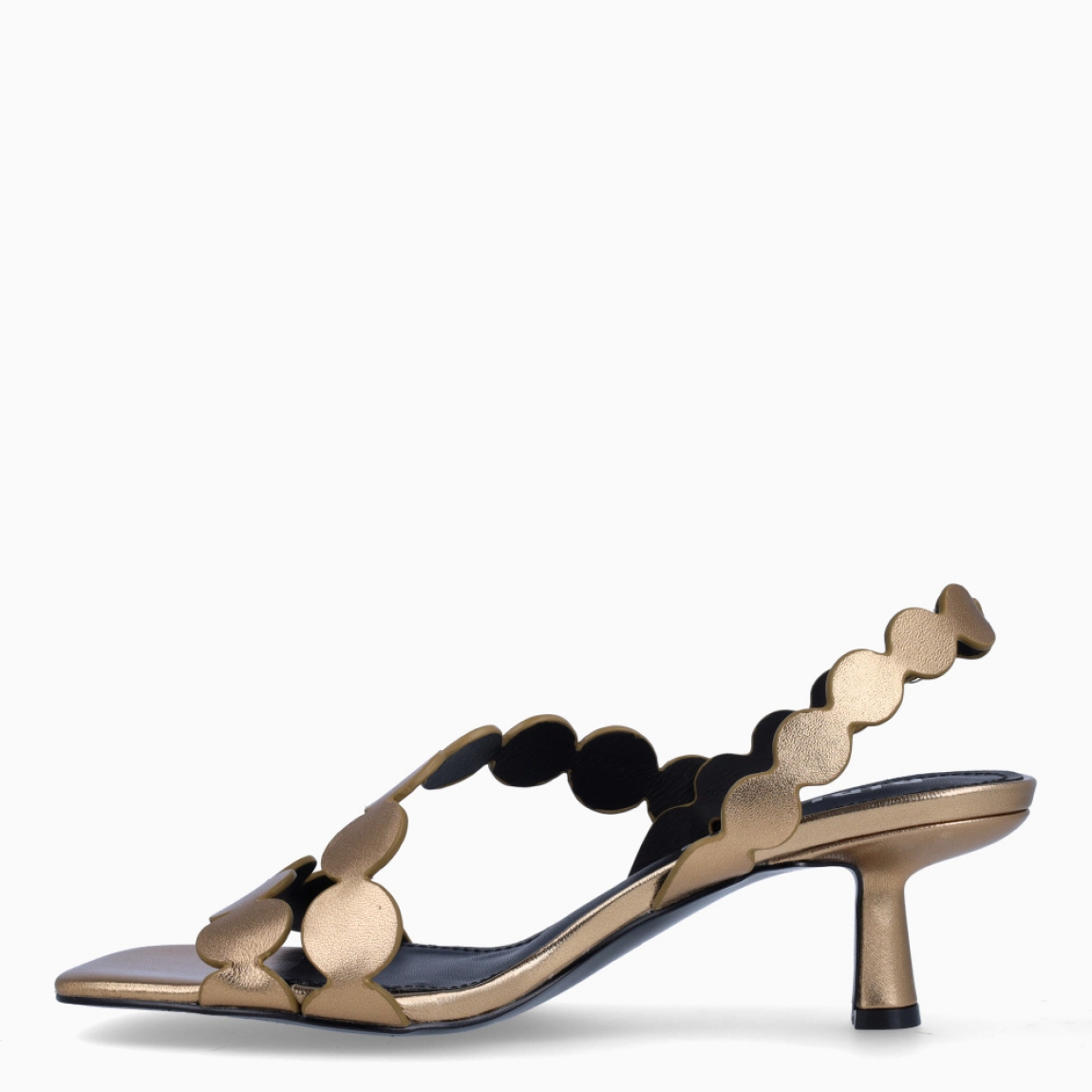 Sandalias de la marca BIBI LOU, modelo ONAMI. Sandalias elabordas en en piel color bronce, presentan una punta cuadrada que aporta carácter y modernidad al diseño. Además de detalles en circulos por toda la pala y talón, que realzan la estética del modelo. Sandalias BIBI LOU con cierre de habilla en talón. El tacón de aguja de 5,5 cm estiliza la silueta con una altura cómoda y equilibrada. Sandalias BIBI LOU ONAMI, se ha convertido en una opción perfecta para looks elegantes de día o de noche.