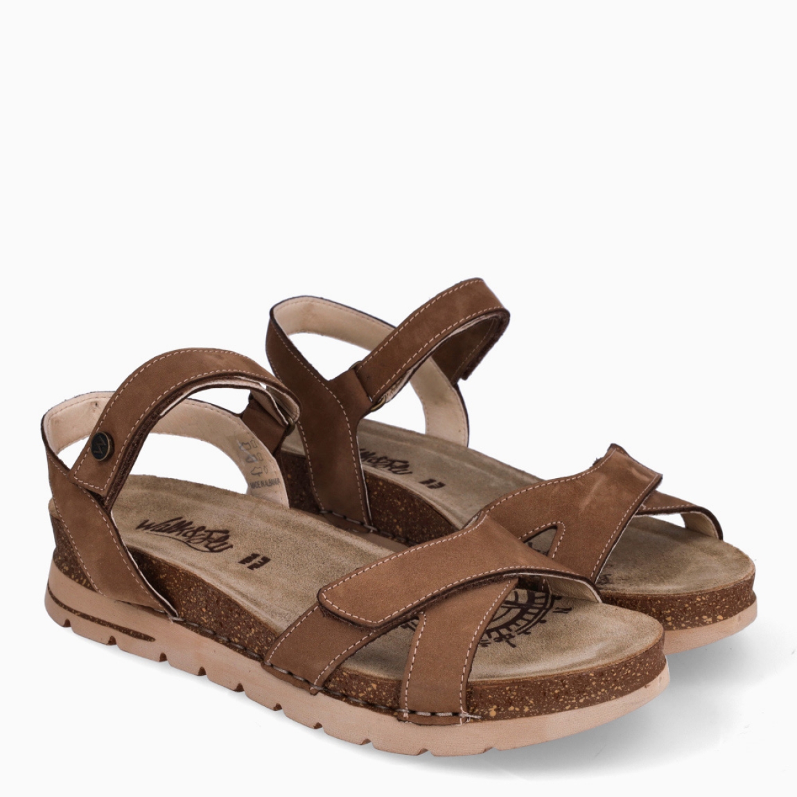 Sandalias de la marca CALBA, modelo VITTORE. Exterior de las sandalias en nobuc color marrón con tiras cruzadas en pala. Interior de las sandalias en piel color beig. Cierre de las sandalias CALBA con doble velcro, en pala y empeine. Sandalias CALBA con suela de goma dentada. Estas sandalias CALBA VITTORE son un complemento clásico de temporada, te darán una comodidad absoluta. No te puede faltar en el armario.