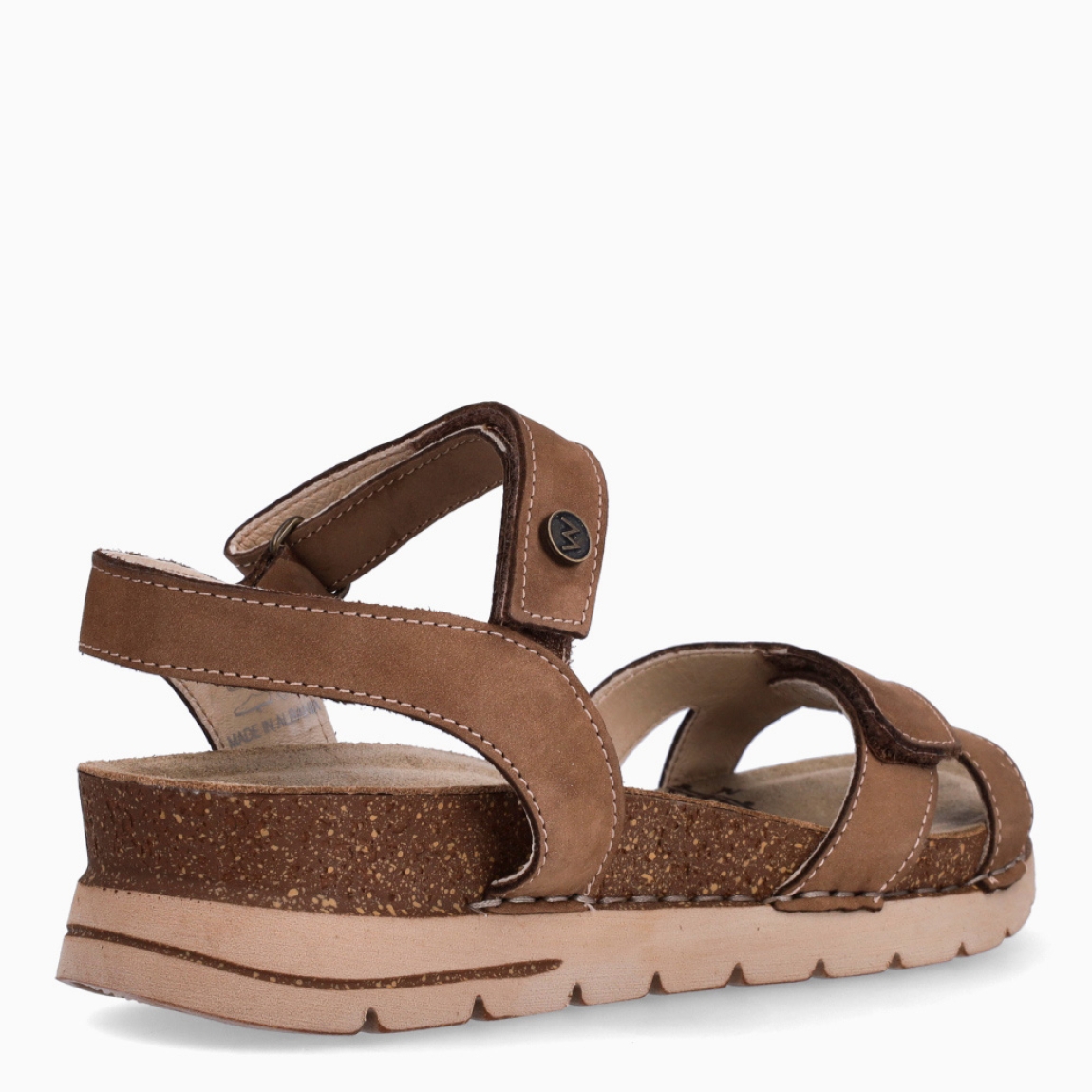 Sandalias de la marca CALBA, modelo VITTORE. Exterior de las sandalias en nobuc color marrón con tiras cruzadas en pala. Interior de las sandalias en piel color beig. Cierre de las sandalias CALBA con doble velcro, en pala y empeine. Sandalias CALBA con suela de goma dentada. Estas sandalias CALBA VITTORE son un complemento clásico de temporada, te darán una comodidad absoluta. No te puede faltar en el armario.