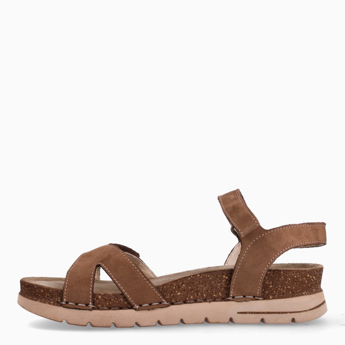 Sandalias de la marca CALBA, modelo VITTORE. Exterior de las sandalias en nobuc color marrón con tiras cruzadas en pala. Interior de las sandalias en piel color beig. Cierre de las sandalias CALBA con doble velcro, en pala y empeine. Sandalias CALBA con suela de goma dentada. Estas sandalias CALBA VITTORE son un complemento clásico de temporada, te darán una comodidad absoluta. No te puede faltar en el armario.