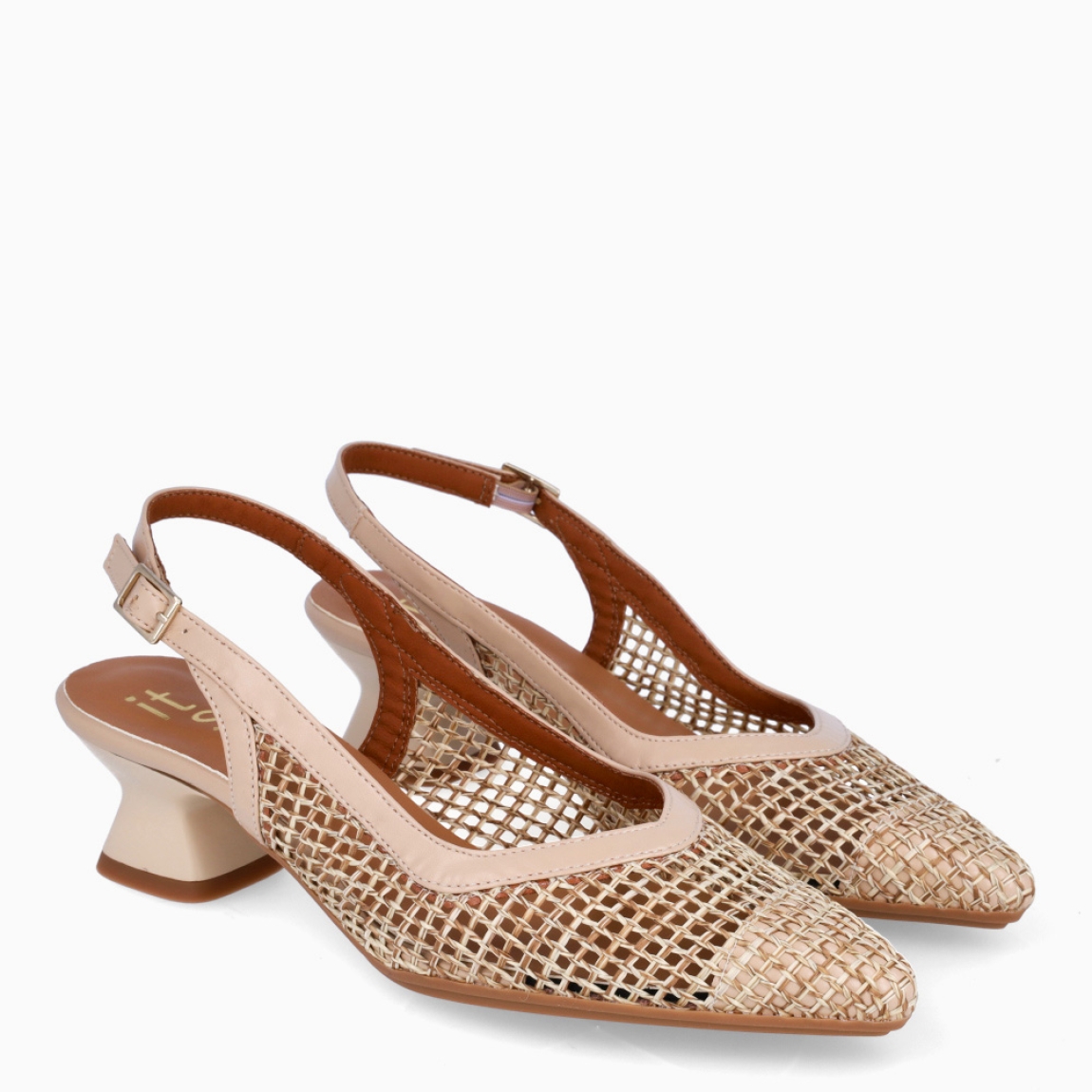 Salones de la marca Itse, modelo ADELA. Exterior en radfia con efecto rejilla en color beig. Salones destaloados en punta lápiz. Interior en piel color nude. Cierre con hebilla en talón. Tacón con 4cm de altura. Estos salones Itse ADELA son un complemento ideal de elegancia y comodidad.