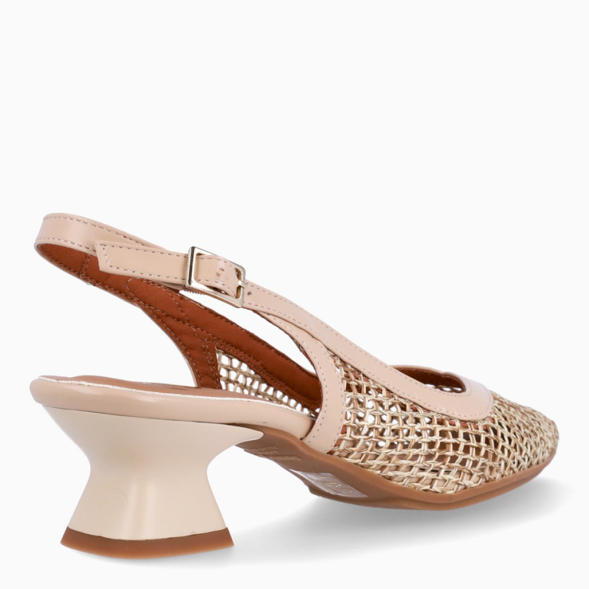 Salones de la marca Itse, modelo ADELA. Exterior en radfia con efecto rejilla en color beig. Salones destaloados en punta lápiz. Interior en piel color nude. Cierre con hebilla en talón. Tacón con 4cm de altura. Estos salones Itse ADELA son un complemento ideal de elegancia y comodidad.