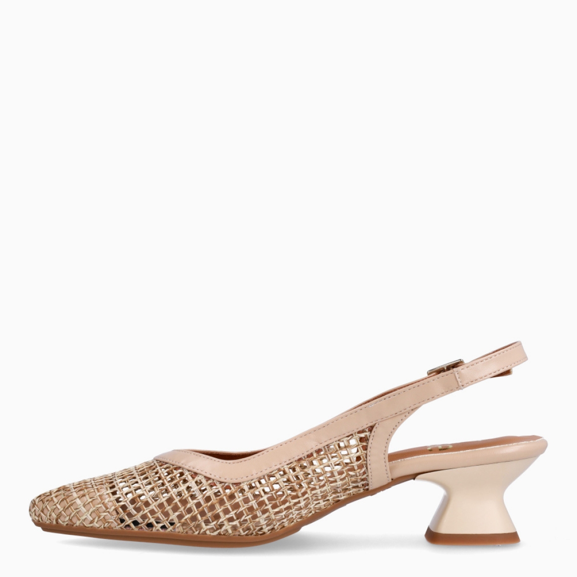 Salones de la marca Itse, modelo ADELA. Exterior en radfia con efecto rejilla en color beig. Salones destaloados en punta lápiz. Interior en piel color nude. Cierre con hebilla en talón. Tacón con 4cm de altura. Estos salones Itse ADELA son un complemento ideal de elegancia y comodidad.