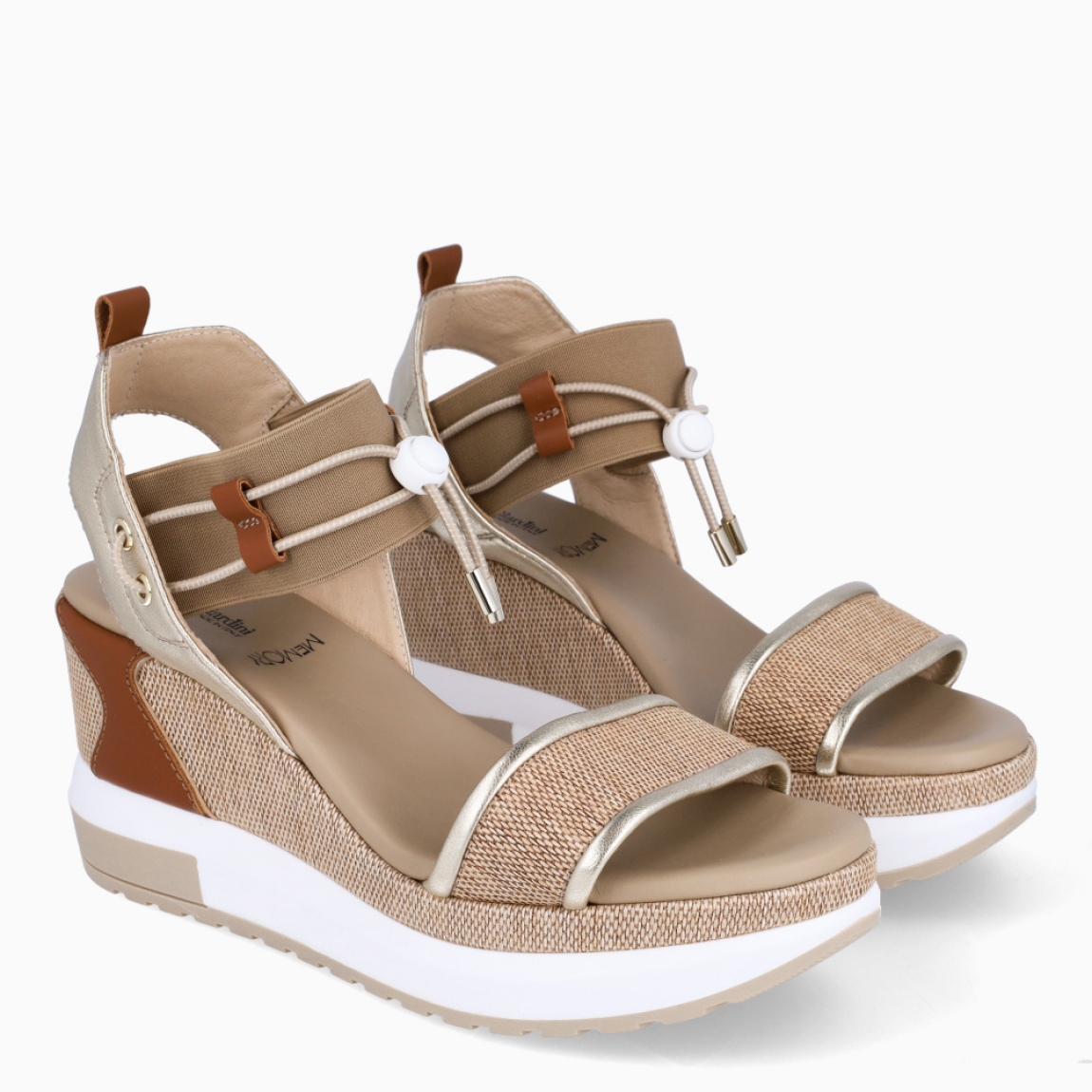 Sandalias de la marca Nerogiardini, modelo DANIE. Exterior de las sandalias en piel color beig con detalle de rejilla en la pala. Interior de las sandalias en piel color beig. Cierre de las sandalias Nerogiardini con gomas elásticas color dorado. Sandalias con cuña de 8cm de altura. Estas sandalias Nerogiardini DANIE es un complemento clásico, inspirado en la comodidad, ligereza que necesitas en tu día a día.