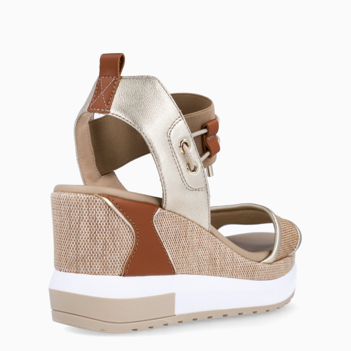 Sandalias de la marca Nerogiardini, modelo DANIE. Exterior de las sandalias en piel color beig con detalle de rejilla en la pala. Interior de las sandalias en piel color beig. Cierre de las sandalias Nerogiardini con gomas elásticas color dorado. Sandalias con cuña de 8cm de altura. Estas sandalias Nerogiardini DANIE es un complemento clásico, inspirado en la comodidad, ligereza que necesitas en tu día a día.