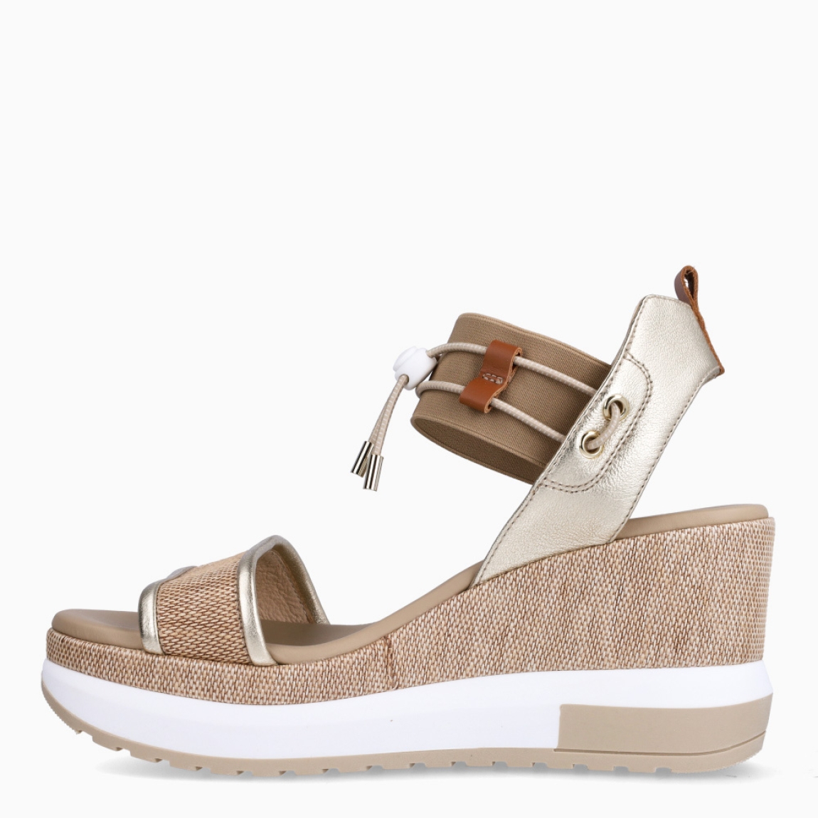 Sandalias de la marca Nerogiardini, modelo DANIE. Exterior de las sandalias en piel color beig con detalle de rejilla en la pala. Interior de las sandalias en piel color beig. Cierre de las sandalias Nerogiardini con gomas elásticas color dorado. Sandalias con cuña de 8cm de altura. Estas sandalias Nerogiardini DANIE es un complemento clásico, inspirado en la comodidad, ligereza que necesitas en tu día a día.
