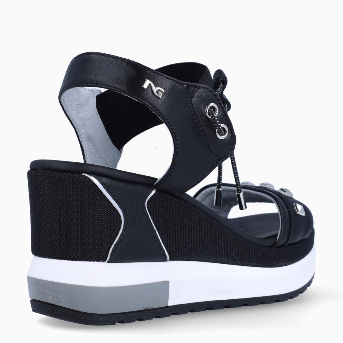 Sandalias de la marca Nerogiardini, modelo DANIE. Exterior de las sandalias en piel color negro con detalle de rejilla en la pala. Interior de las sandalias en piel color negro. Cierre de las sandalias Nerogiardini con gomas elásticas color negro. Sandalias con cuña de 8cm de altura. Estas sandalias Nerogiardini DANIE es un complemento clásico, inspirado en la comodidad, ligereza que necesitas en tu día a día.