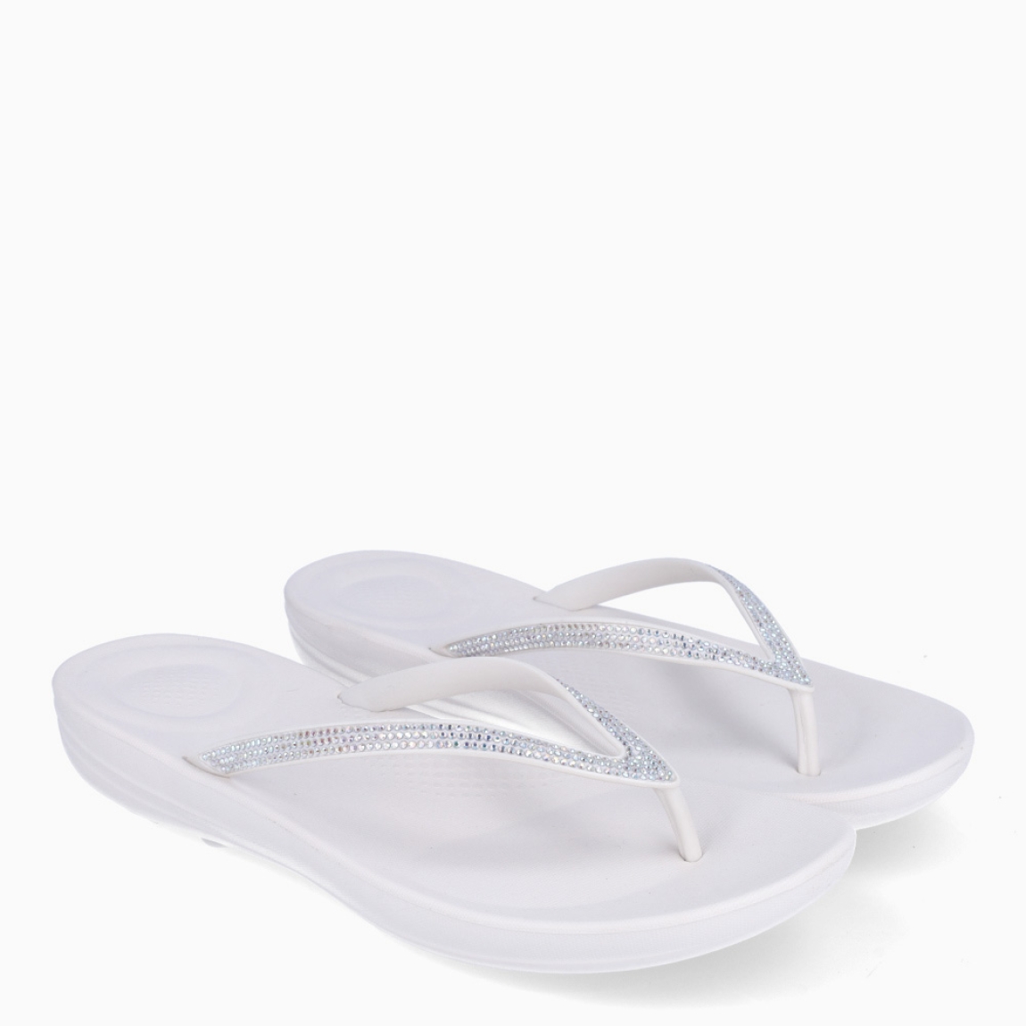 Sandalias de la marca Fitflop, modelo IQUSHION. Exterior elaborado en neopreno color blanco con brillantes en pala. Interior en piel color blanco. Suela plana de goma. Estas sandalias Fitflop IQUSHION son ideales para esta temporada!