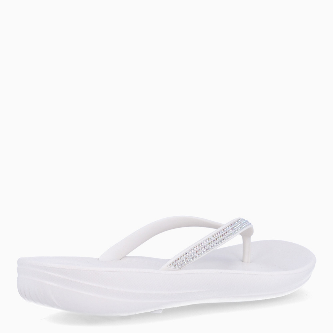 Sandalias de la marca Fitflop, modelo IQUSHION. Exterior elaborado en neopreno color blanco con brillantes en pala. Interior en piel color blanco. Suela plana de goma. Estas sandalias Fitflop IQUSHION son ideales para esta temporada!