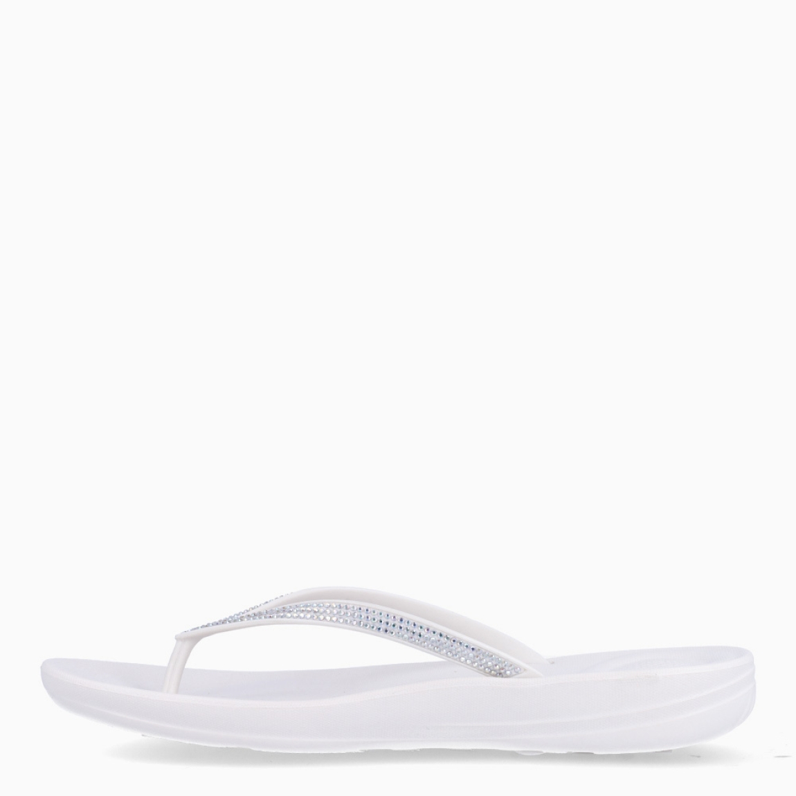 Sandalias de la marca Fitflop, modelo IQUSHION. Exterior elaborado en neopreno color blanco con brillantes en pala. Interior en piel color blanco. Suela plana de goma. Estas sandalias Fitflop IQUSHION son ideales para esta temporada!