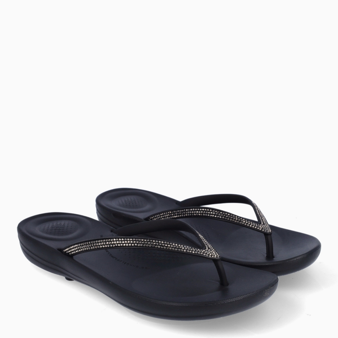 Sandalias de la marca Fitflop, modelo IQUSHION. Exterior elaborado en neopreno color negro con brillantes en pala. Interior en piel color negro. Suela plana de goma. Estas sandalias Fitflop IQUSHION son ideales para esta temporada!