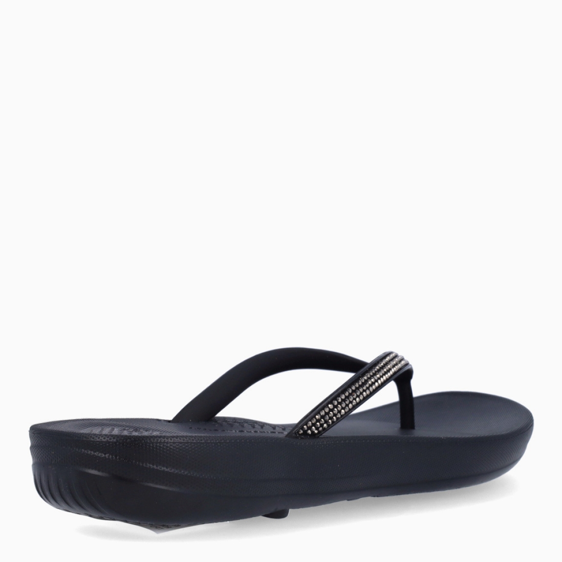 Sandalias de la marca Fitflop, modelo IQUSHION. Exterior elaborado en neopreno color negro con brillantes en pala. Interior en piel color negro. Suela plana de goma. Estas sandalias Fitflop IQUSHION son ideales para esta temporada!