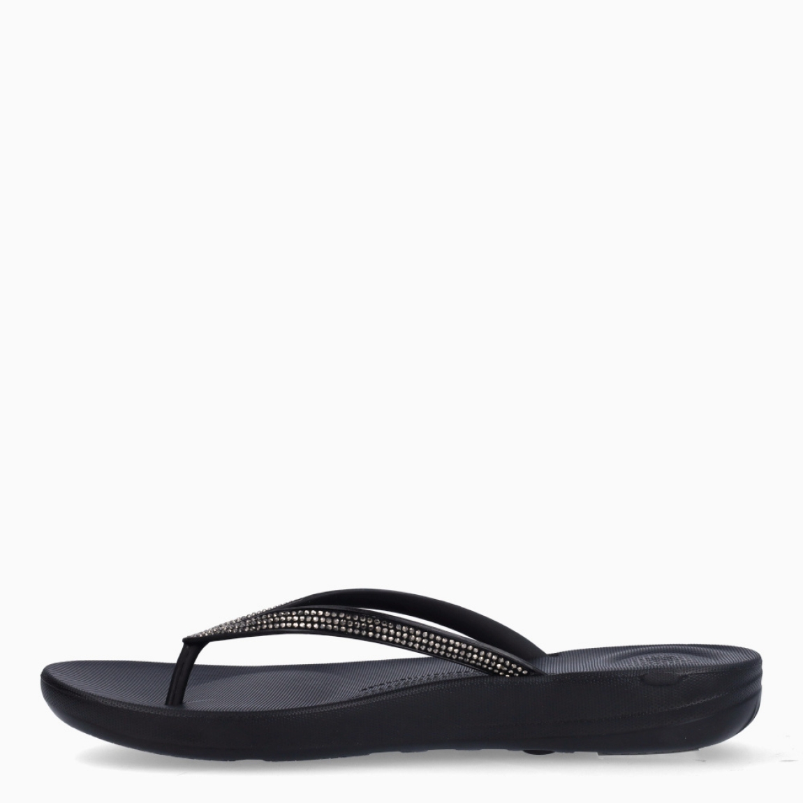 Sandalias de la marca Fitflop, modelo IQUSHION. Exterior elaborado en neopreno color negro con brillantes en pala. Interior en piel color negro. Suela plana de goma. Estas sandalias Fitflop IQUSHION son ideales para esta temporada!
