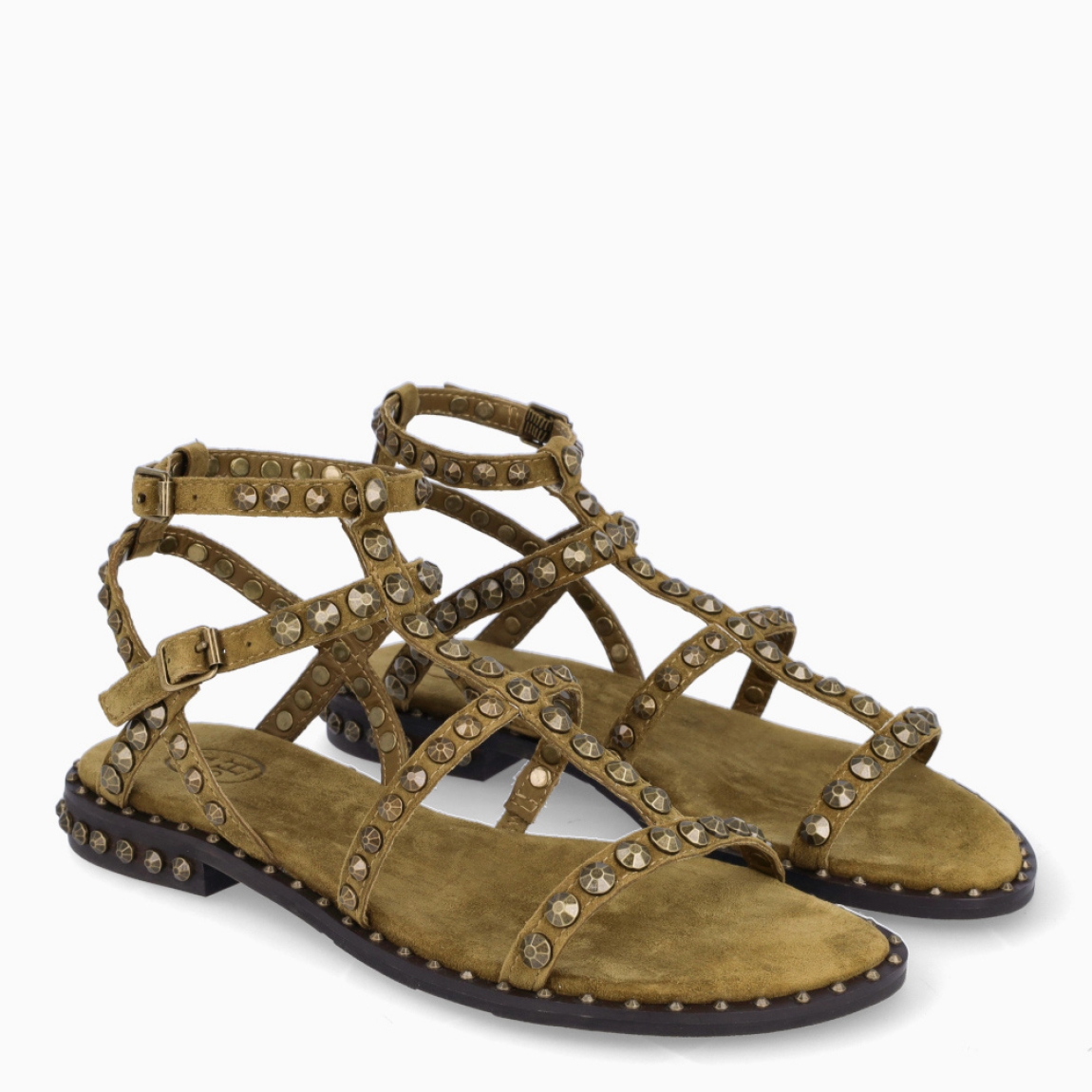 Sandalias de la marca ASH, modelo PRECIOUS. Elaboradas en ante color verde con detalle de tachuelas doradas y tiras hasta arriba. Interior en ante color verde. Cierre de sandalias ASH con doble hebilla en tobillo. Suela plana de goma. Estas sandalias ASH PRECIOUS son ideales para llevar tus looks de temporada con estilo y comodidad!